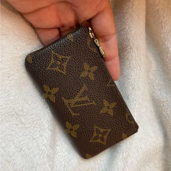 Authentic Louis Vuitton Key Cles in Monogram - Picture 3 of 11